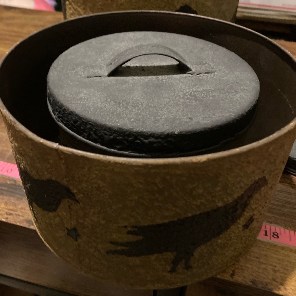 Vintage decorative metal round nesting tins - Picture 6 of 10